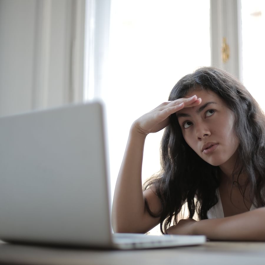 Low vision user utilizing color contrast tools on a computer for better web experience