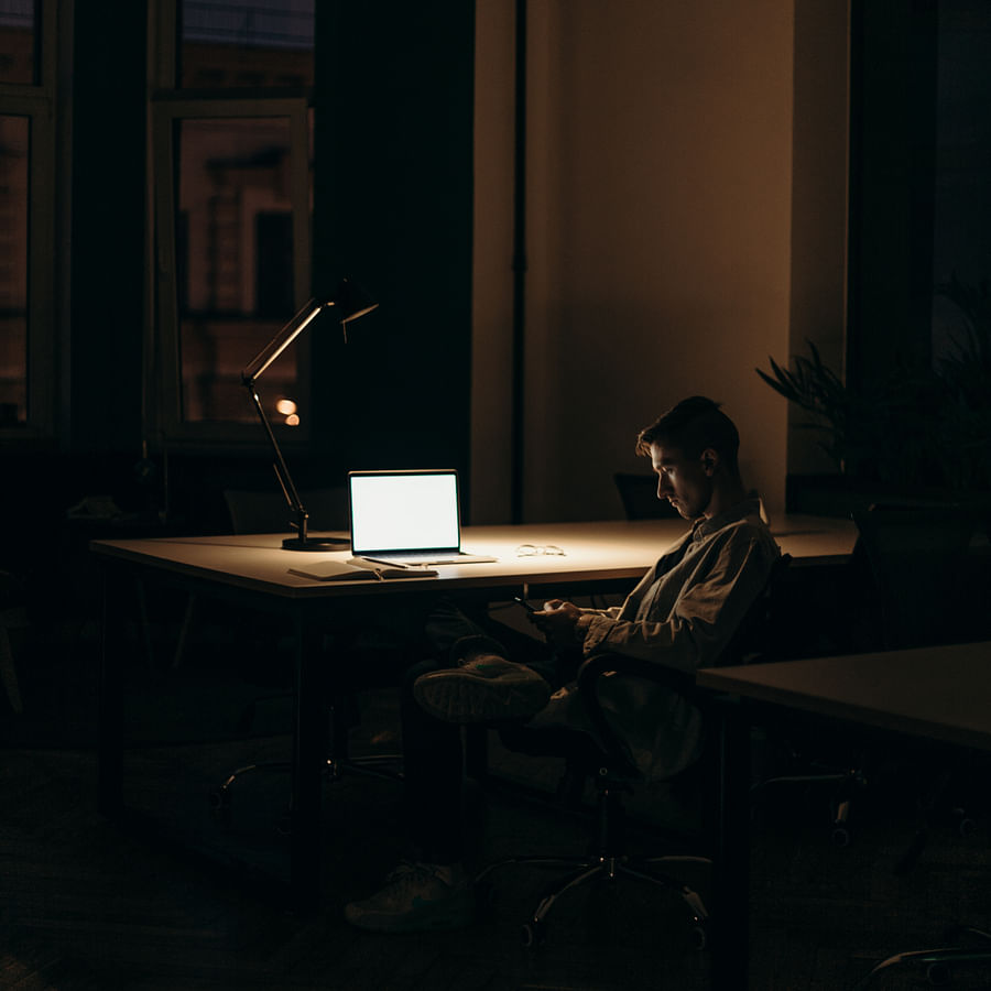 Low vision user utilizing color contrast tools on a computer for enhanced web experience